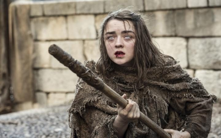 Cei mai norocoşi fani ai serialului Urzeala Tronurilor: Au văzut primul episod alături de Arya Stark Cei mai norocoşi fani ai serialului Urzeala Tronurilor: Au văzut primul episod alături de Arya Stark