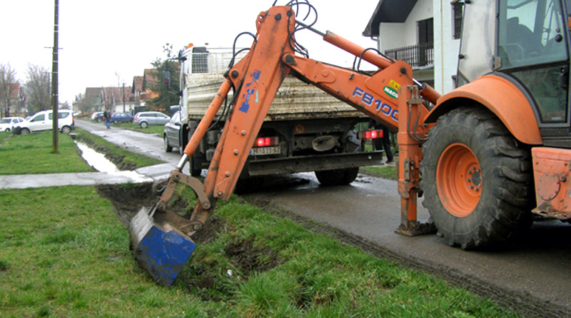 Inundaţii la Ecica din cauza canalelor de drenaj. Apa se revarsă în curţile cetăţenilor Inundaţii la Ecica din cauza canalelor de drenaj. Apa se revarsă în curţile cetăţenilor