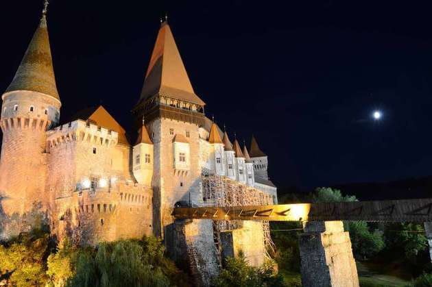 Castelul Corvinilor – loc de filmare pentru mai multe secvenţe din filmul Dragonheart 4 Castelul Corvinilor – loc de filmare pentru mai multe secvenţe din filmul Dragonheart 4
