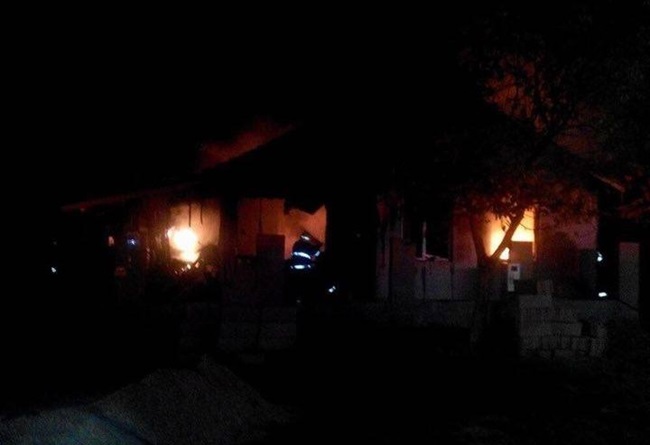Un bărbat a dat foc la casă şi s-a sinucis, după ce a încercat să-şi ucidă soţia Un bărbat a dat foc la casă şi s-a sinucis, după ce a încercat să-şi ucidă soţia