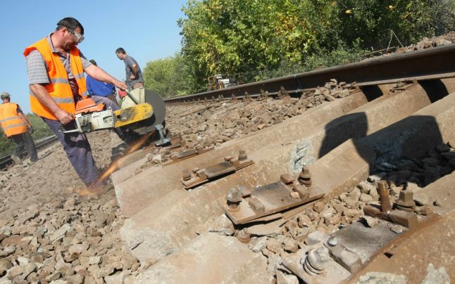 CFR licitează întreţinerea tronsoanelor de cale ferată din Ardeal şi Banat CFR licitează întreţinerea tronsoanelor de cale ferată din Ardeal şi Banat