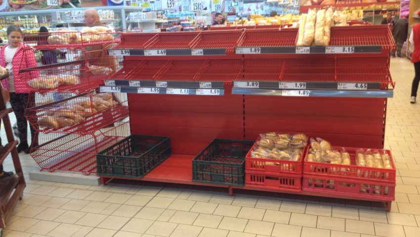Magazinele de pâine luate cu asalt de reşiţeni în Sâmbăta Mare Magazinele de pâine luate cu asalt de reşiţeni în Sâmbăta Mare
