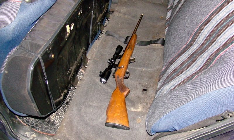 Prinşi cu arma în portbagaj Prinşi cu arma în portbagaj