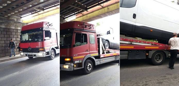 Şoferul unei autoplatforme a ignorat un semn de gabarit şi a rămas blocat sub pasaj Şoferul unei autoplatforme a ignorat un semn de gabarit şi a rămas blocat sub pasaj