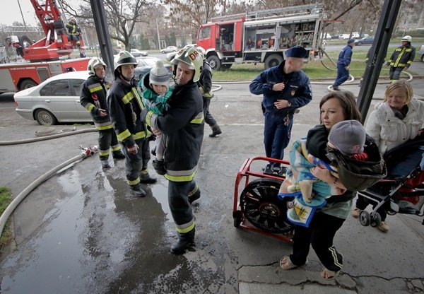 500 de elevi au fost în pericol să ardă de vii. O şcoală a luat foc de la un fax 500 de elevi au fost în pericol să ardă de vii. O şcoală a luat foc de la un fax