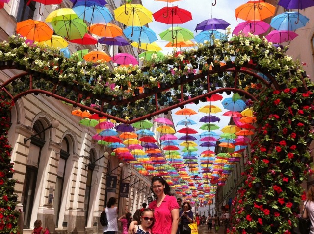 Acoperișul de umbrele colorate revine în centrul Timișoarei de săptămâna viitoare Acoperișul de umbrele colorate revine în centrul Timișoarei de săptămâna viitoare