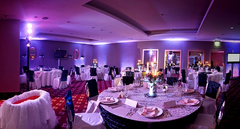 Banchetele au devenit un moft: restaurante de lux, rochii sclipicioase și coafuri extravagante Banchetele au devenit un moft: restaurante de lux, rochii sclipicioase și coafuri extravagante