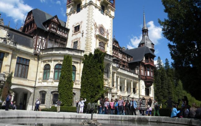 Ziua Regalităţii: Aproximativ 5.000 de persoane la Castelul Peleş Ziua Regalităţii: Aproximativ 5.000 de persoane la Castelul Peleş