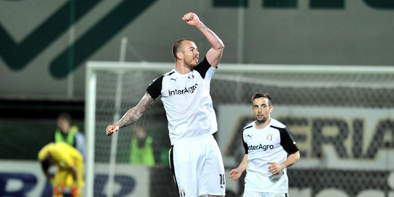 Astra Giugiu a câştigat în premieră titlul de campioană a României la fotbal. Promite spectacol în jocul de azi cu Dinamo Astra Giugiu a câştigat în premieră titlul de campioană a României la fotbal. Promite spectacol în jocul de azi cu Dinamo