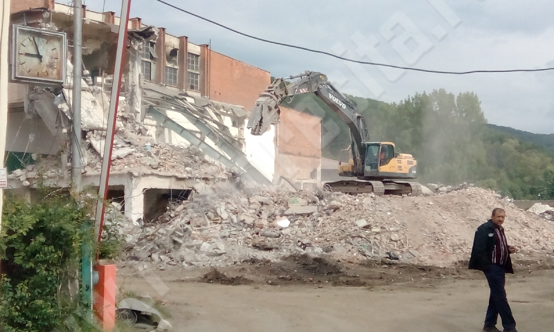 [FOTO-VIDEO] Istoria face loc viitorului: A început demolarea CET 2010 Reșița