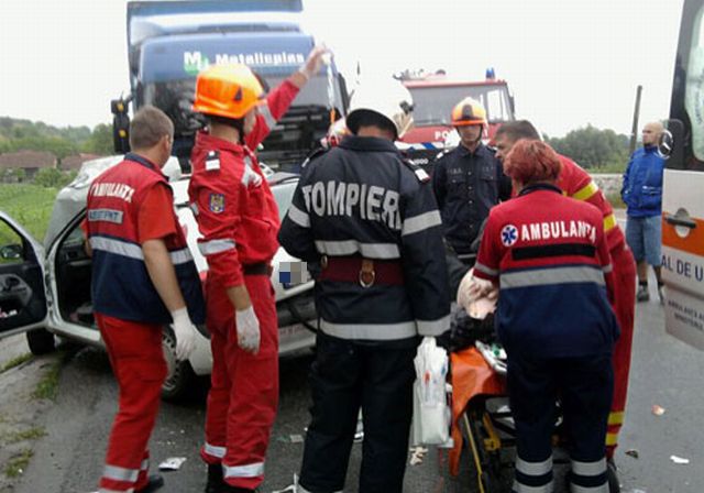 Accident rutier din neatenție lângă Caransebeş. O femeie a intrat sub un tir Accident rutier din neatenție lângă Caransebeş. O femeie a intrat sub un tir