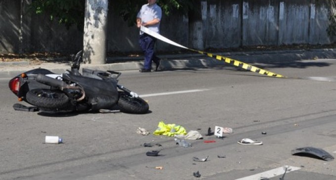 Sărbători pascale îndoliate pentru o familie din Caraş-Severin. Un tânăr, în vârstă de 15 ani, a murit după ce a pierdut controlul mopedului Sărbători pascale îndoliate pentru o familie din Caraş-Severin. Un tânăr, în vârstă de 15 ani, a murit după ce a pierdut controlul mopedului