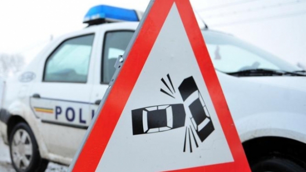 Şase persoane au fost rănite după ce o maşină a intrat într-o căruţă Şase persoane au fost rănite după ce o maşină a intrat într-o căruţă