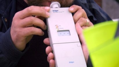 Apel disperat la 112. Un bărbat din Caransebeş a anunţat că fiul său a plecat beat cu maşina