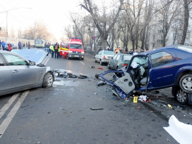 Carambol pe DN 7. Patru maşini şi o autoutilitară s-au tamponat Carambol pe DN 7. Patru maşini şi o autoutilitară s-au tamponat