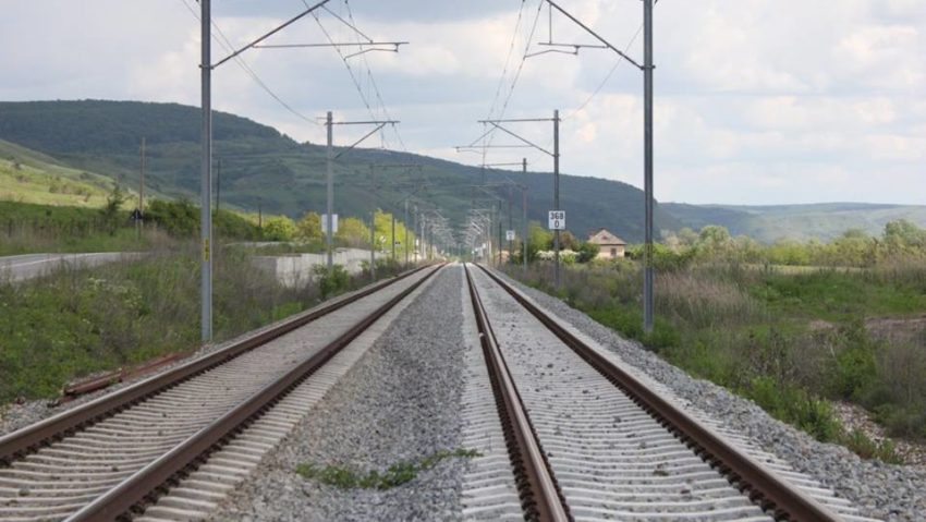 CFR investeşte în creşterea vitezei de circulaţie a trenurilor pe tronsonul Valea Cernei – Topleţ CFR investeşte în creşterea vitezei de circulaţie a trenurilor pe tronsonul Valea Cernei – Topleţ