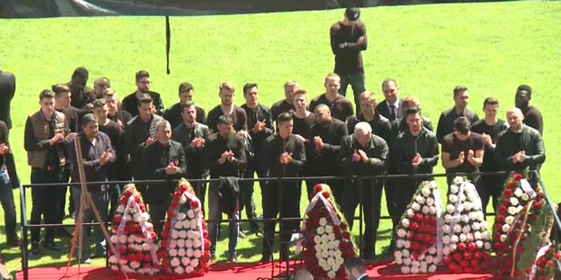Finala Cupei României, întreruptă un minut în memoria lui Ekeng. Ce momente au pregătit roș-albii Finala Cupei României, întreruptă un minut în memoria lui Ekeng. Ce momente au pregătit roș-albii