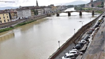 [FOTO-VIDEO] Florenţa: 200 de metri de carosabil de pe malul râului Arno s-au prăbuşit în apropiere de Ponte Vecchio