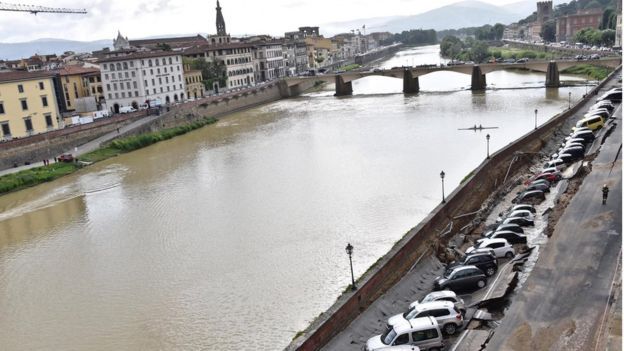 [FOTO-VIDEO] Florenţa: 200 de metri de carosabil de pe malul râului Arno s-au prăbuşit în apropiere de Ponte Vecchio