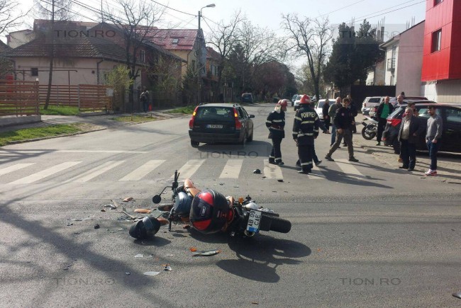 Un motociclist şi-a văzut moartea cu ochii, din cauza unui şofer neatent! Un motociclist şi-a văzut moartea cu ochii, din cauza unui şofer neatent!