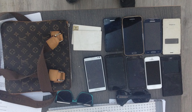 Soţ şi soţie, specializaţi în furtul de telefoane mobile. Ea este însărcinată în luna şasea Soţ şi soţie, specializaţi în furtul de telefoane mobile. Ea este însărcinată în luna şasea