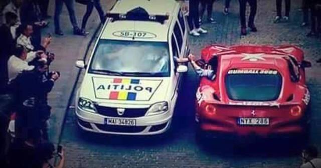 Şoferii supermaşinilor de milioane de euro care participă la cursa Gumball 3000 au făcut cunoştinţă cu radarele Poliţiei Rutiere din România Şoferii supermaşinilor de milioane de euro care participă la cursa Gumball 3000 au făcut cunoştinţă cu radarele Poliţiei Rutiere din România