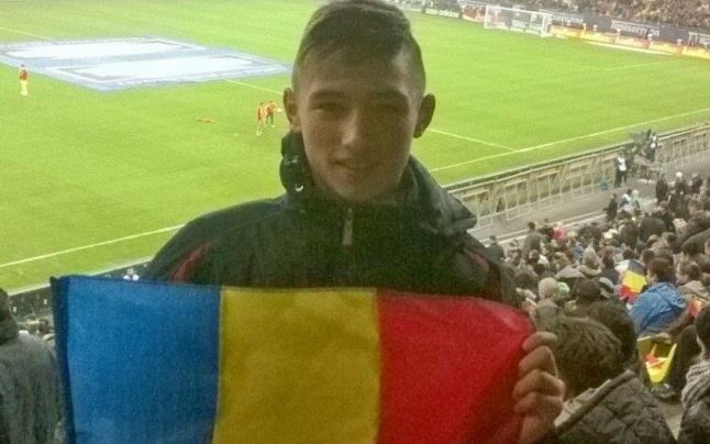 Fotbalist de 16 ani prăbuşit pe teren, dus la spital cu o maşină privată. „Nu era nimeni la ambulanţa din incintă“ Fotbalist de 16 ani prăbuşit pe teren, dus la spital cu o maşină privată. „Nu era nimeni la ambulanţa din incintă“