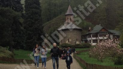 Hramul Mănăstirii Prislop: mii de oameni sunt aşteptaţi duminică la mormântul călugărului Arsenie Boca