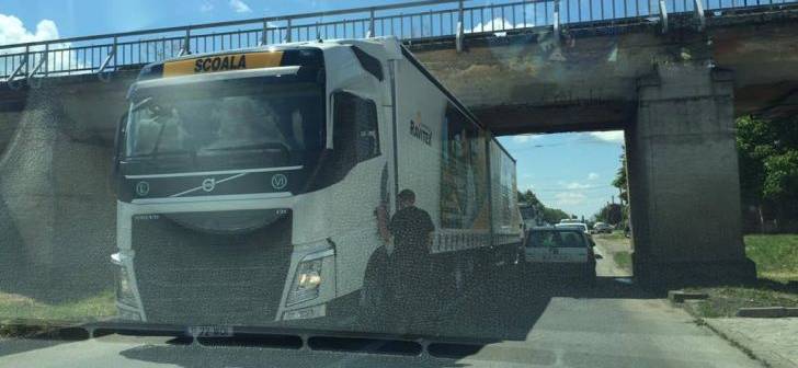 Cascadorii râsului în Banat: camion de şcoală, înţepenit sub pasaj Cascadorii râsului în Banat: camion de şcoală, înţepenit sub pasaj