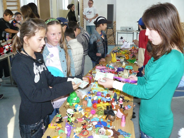 Ajută-l pe Denis! Colegii îşi vând jucăriile pentru ca el să poată auzi Ajută-l pe Denis! Colegii îşi vând jucăriile pentru ca el să poată auzi
