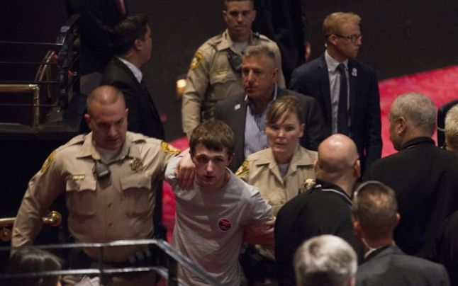 Un tânăr britanic a încercat să-l asasineze pe Donald Trump la un eveniment din Las Vegas Un tânăr britanic a încercat să-l asasineze pe Donald Trump la un eveniment din Las Vegas