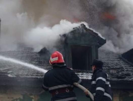 Un bărbat din Petrila s-a „răsculat” împotriva vecinului şi a decis să-i dea foc Un bărbat din Petrila s-a „răsculat” împotriva vecinului şi a decis să-i dea foc