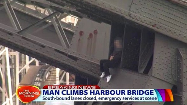 Un bărbat a fost arestat după ce s-a urcat în vârful Podului Sydney Harbour Un bărbat a fost arestat după ce s-a urcat în vârful Podului Sydney Harbour