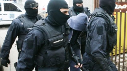 Percheziții la comercianți online de steroizi și hormoni contrafăcuți; prejudiciu 300.000 de euro