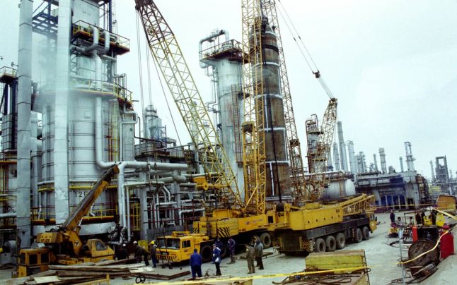 Protest spontan la rafinăria Petromidia. Peste 300 de angajaţi sunt în stradă, nemulţumiţi că nu au primit creşterile salariale solicitate Protest spontan la rafinăria Petromidia. Peste 300 de angajaţi sunt în stradă, nemulţumiţi că nu au primit creşterile salariale solicitate