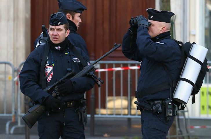 Incident terorist în apropiere de Paris. Polițist ucis de un presupus combatant ISIS Incident terorist în apropiere de Paris. Polițist ucis de un presupus combatant ISIS
