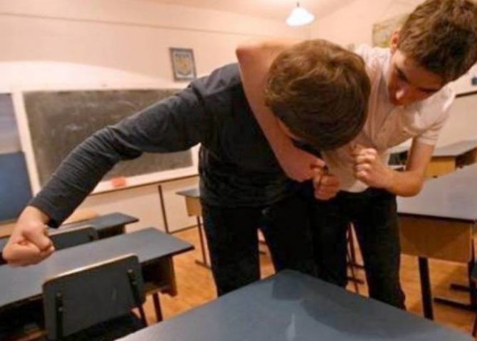 Violenţe în şcoală! Un elev a ajuns la spital după o bătaie în clasă Violenţe în şcoală! Un elev a ajuns la spital după o bătaie în clasă