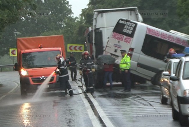 Microbuz în care se aflau 18 nuntaşi, lovit de un TIR pe DN 7 Microbuz în care se aflau 18 nuntaşi, lovit de un TIR pe DN 7