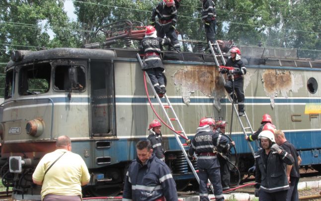 O locomotivă a luat foc. Circulaţia trenurilor, blocată între staţiile Strehaia şi Drobeta Turnu Severin O locomotivă a luat foc. Circulaţia trenurilor, blocată între staţiile Strehaia şi Drobeta Turnu Severin