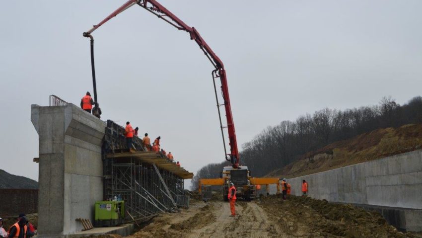 Şantier de autostradă, pe jumătate abandonat Şantier de autostradă, pe jumătate abandonat