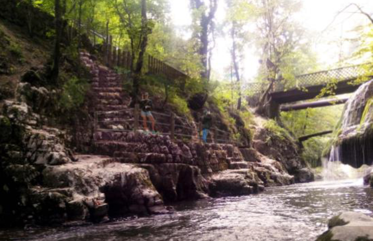 [FOTO-AUDIO] Un cunoscut brand de răcoritoare investeşte în zona ecoturistică de la Cascada Bigăr