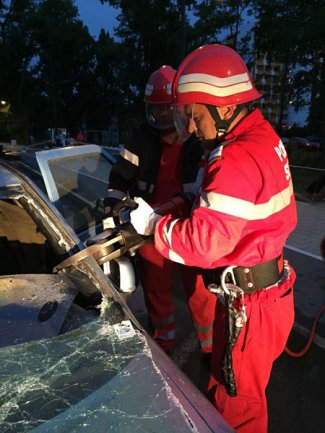Grav accident pe DN 39, lângă Neptun. Două persoane au rămas captive în maşină Grav accident pe DN 39, lângă Neptun. Două persoane au rămas captive în maşină