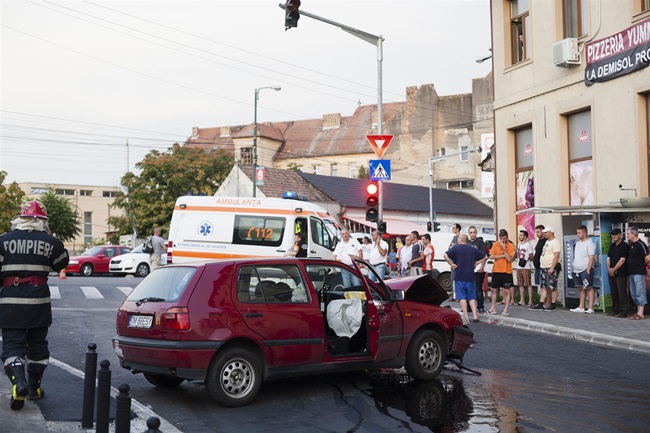 Doi răniţi în urma unui accident în lanţ provocat de un şofer începător, la Timişoara Doi răniţi în urma unui accident în lanţ provocat de un şofer începător, la Timişoara