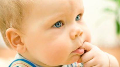 Medicii britanici sustin că este sănătos pentru copii să-şi roadă unghiile şi să-şi sugă degetul