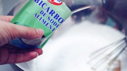 La ce e bun bicarbonatul de sodiu. Minunile pe care le face banalul praf din bucătărie, un leac excelent pentru înţepături