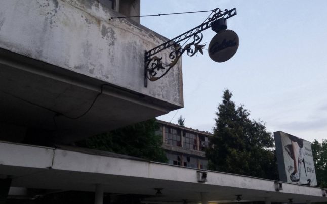 [FOTO] Se demolează fabrica din Timişoara care a făcut pantofi pentru Sophia Loren, Regele Mihai I sau cuplul Ceauşescu