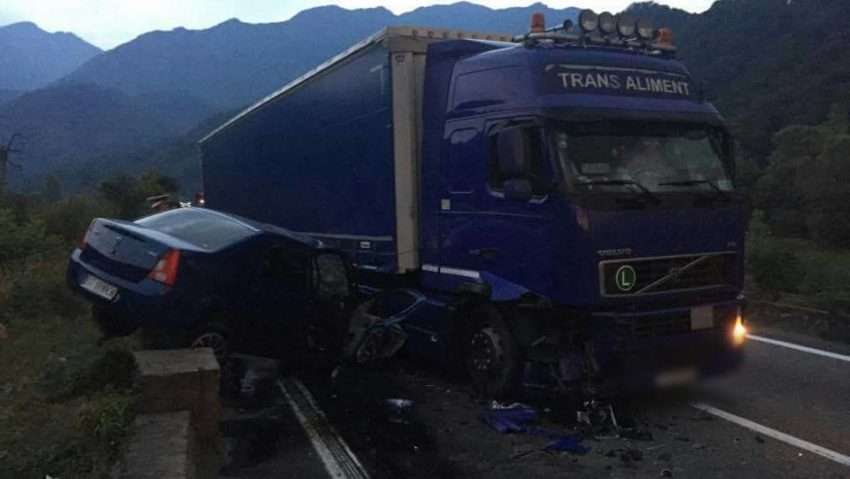 Impact frontal pe DN6. Soţ şi soţie, răniţi după ce au intrat cu maşina sub un TIR Impact frontal pe DN6. Soţ şi soţie, răniţi după ce au intrat cu maşina sub un TIR