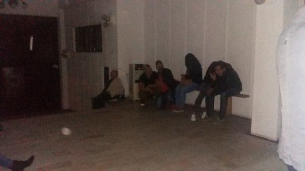 Zeci de oameni au dormit în faţa Primăriei Petroşani pentru a prinde loc la serviciul de paşapoarte Zeci de oameni au dormit în faţa Primăriei Petroşani pentru a prinde loc la serviciul de paşapoarte