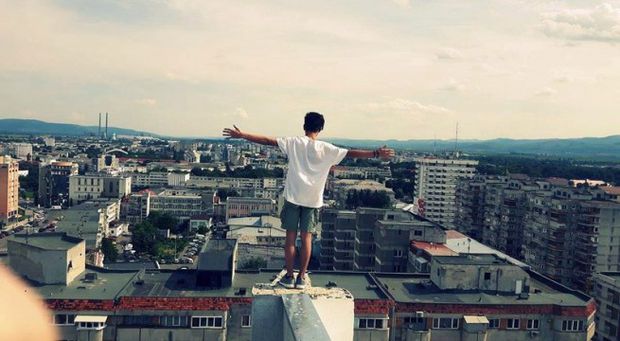 Un nou joc ia amploare în România. ”Ruffing” sau modul în care tinerii își riscă viața Un nou joc ia amploare în România. ”Ruffing” sau modul în care tinerii își riscă viața