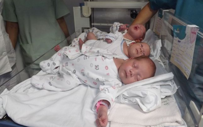 [FOTO] Tripleţi abandonaţi în Maternitatea din Drobeta Turnu Severin. Mama lor spune că nu are posibilităţi să-i crească